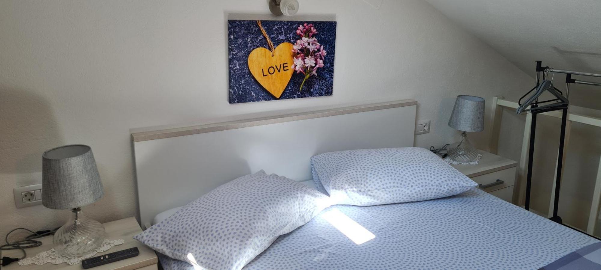 Studio Apartman Loreta Cres Exteriör bild